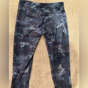 Blue camo Wear it to Heart workout cropped leggings. Size L